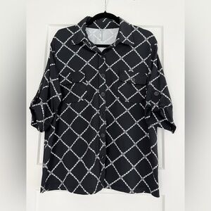 EUC Lulu-B Black & White Geometric Chain Pattern Button Down Stretchy Blouse, 1X